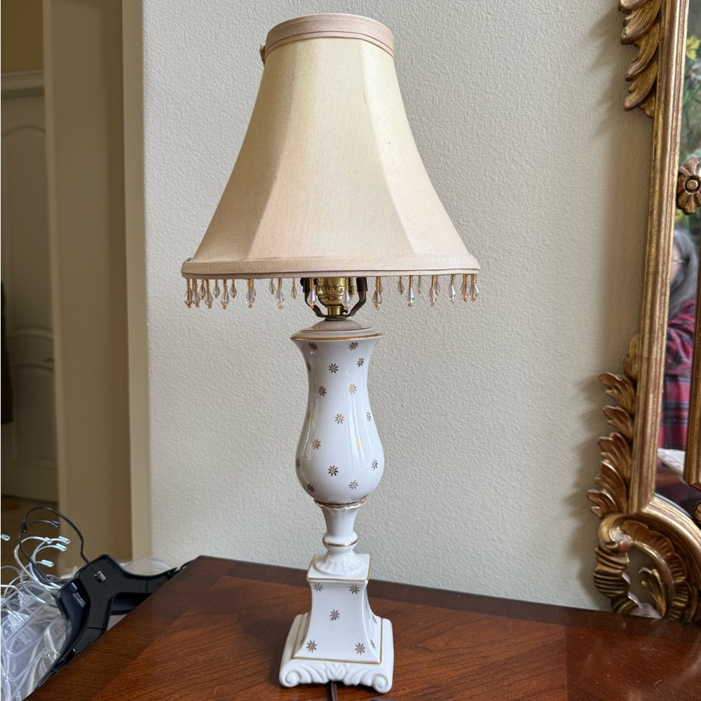 Elegant vintage 40s Cream porcelain Lamp with Floral Design . - Picture 3 of 3